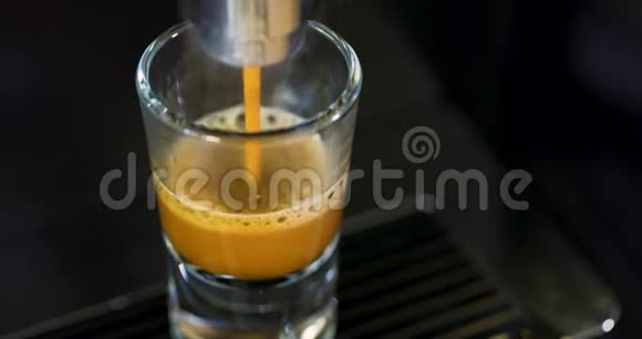 专享咖啡机提供浓咖啡制作的高视角视频的预览图