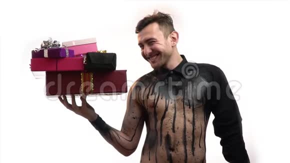 快乐的黑人身体艺术男子微笑着为女人和女孩拿礼物慢动作视频的预览图