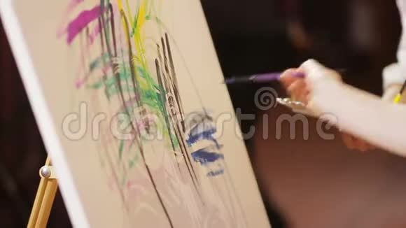 女人在画布上画画笔视频的预览图