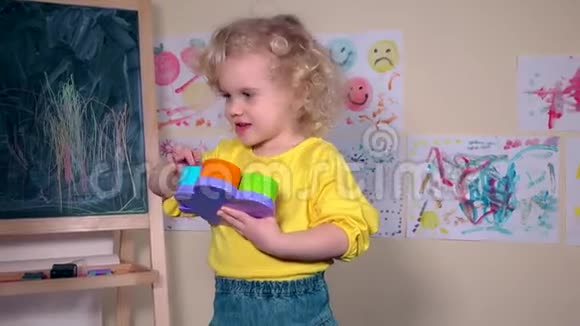 顽皮快乐的孩子把玩具扔到家里视频的预览图