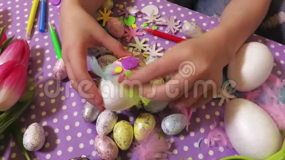 带复活节装饰蛋和羽毛的女孩视频的预览图