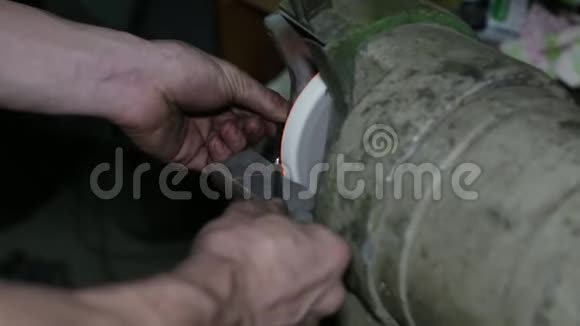 磨石钻削人在工业工厂的砂轮上磨金属钻一个金属工人把一个视频的预览图