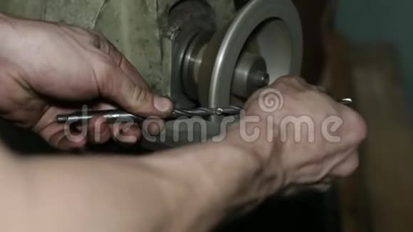 磨石钻削人在工业工厂的砂轮上磨金属钻一个金属工人把一个视频的预览图