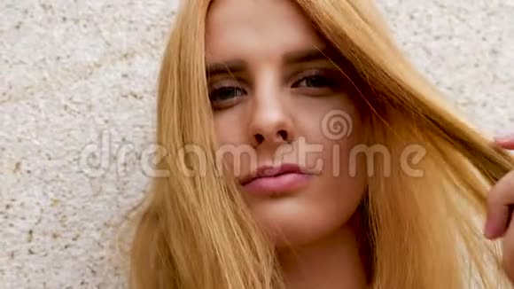 特写一幅红发美女的肖像她正对着镜头微笑视频的预览图