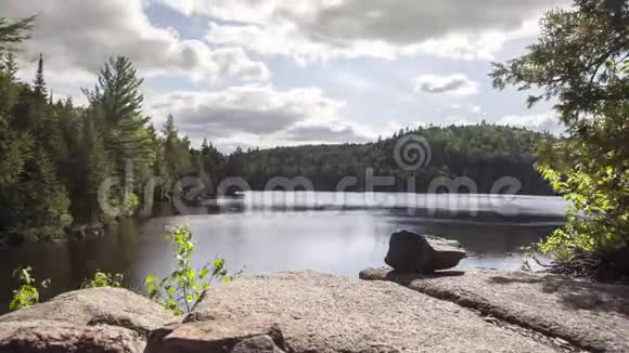 加拿大魁北克省湖泊边界的时间推移视频的预览图