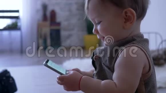 现代童年孩子在家里玩手机背景不集中视频的预览图