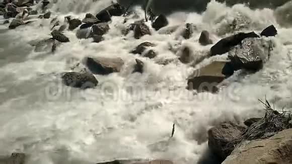 石瀑在小河中强烈的水流喷射视频的预览图