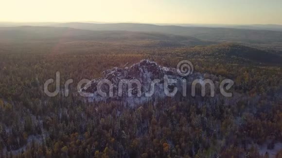 塔干那山岭峰覆盖着雪冬季在塔加奈国家公园在乌拉尔俄罗斯鸟瞰图视频的预览图
