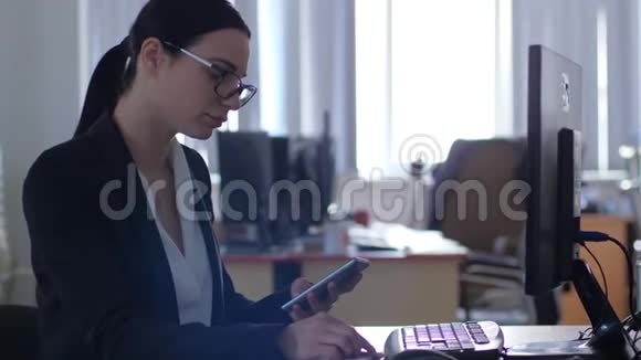 不感兴趣的工作忧郁的商业女性梦想在工作场所和使用手机在办公室视频的预览图