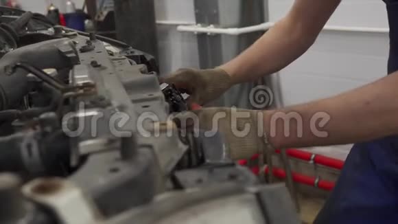 汽车机械师更换发动机阀盖锁视频的预览图