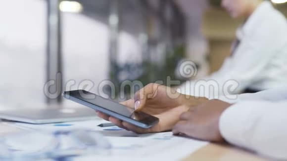 女员工在智能手机上发短信预约办公室气氛视频的预览图