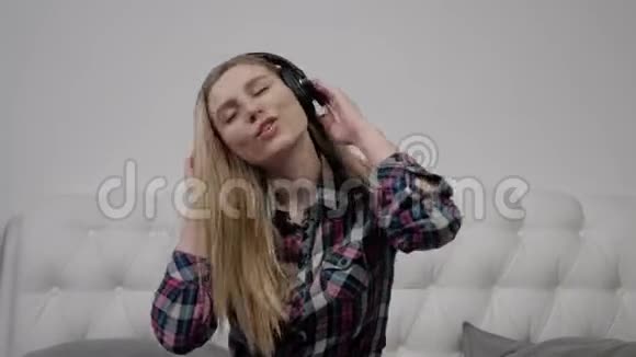 戴着耳机欣赏音乐的女孩视频的预览图