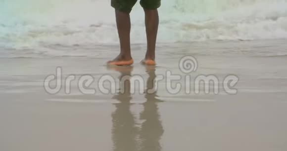 站在海滩上的矮个子男人视频的预览图