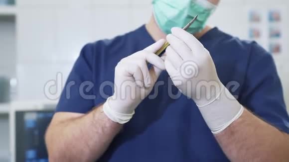 医生戴无菌白手套脸上戴口罩在医院检查医疗工具视频的预览图