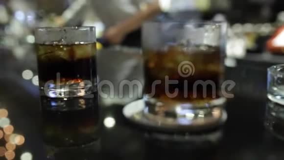 酒吧里的威士忌视频的预览图
