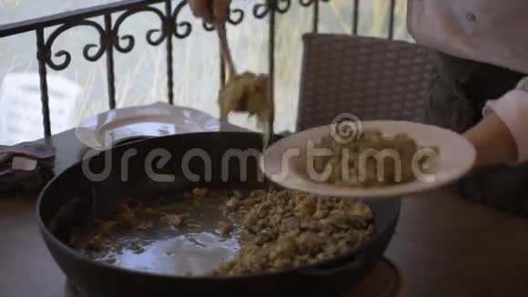 在平底锅里做饭视频的预览图