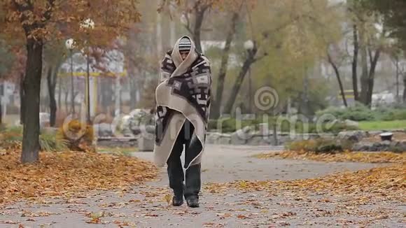 无助的病人感到寒冷徘徊在城市公园覆盖着旧毯子视频的预览图