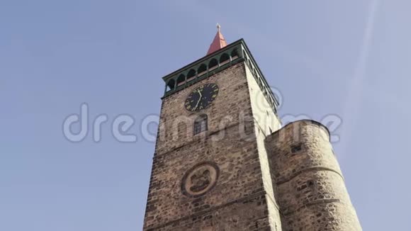 带石塔和钟的中世纪文艺复兴广场视频的预览图