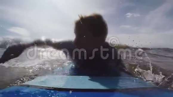 年轻的冲浪者在巴厘岛的海洋中乘风破浪奋起冲浪POV视频的预览图