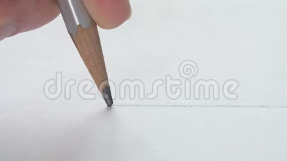 艺术家们用一支木笔在纸上画一条直线视频的预览图