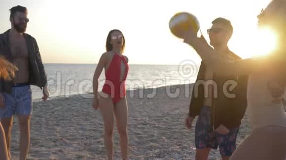 沙滩排球欢快的女孩和男人在海堤上打球视频的预览图