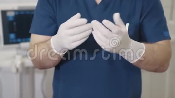 医生把无菌白手套放在手上拿起夹子医疗器械由视频的预览图