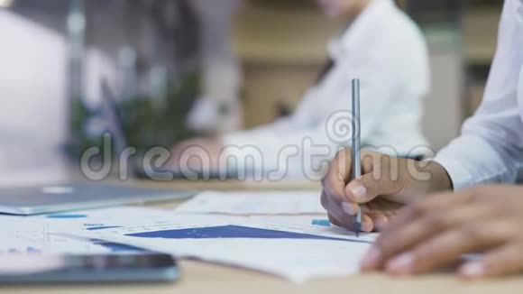 商务人士在办公室工作漂亮的女人在笔记本电脑上打字视频的预览图