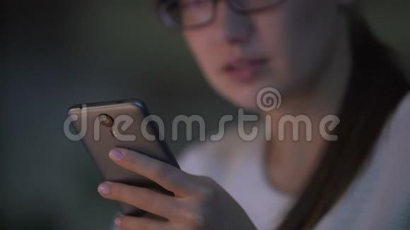 可爱的女孩阅读短信和微笑社交网络现代小玩意视频的预览图