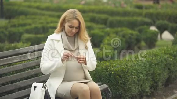 孕妇吃药头痛坐在长凳上偏头痛视频的预览图