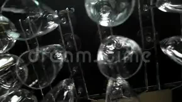 空杯酒和香槟挂在酒吧架上视频的预览图