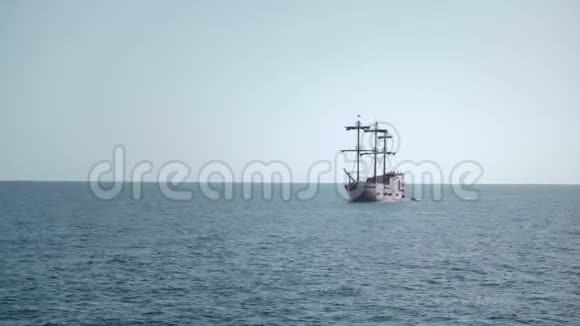海盗帆船在海洋中视频的预览图
