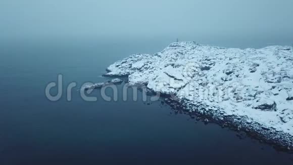 古老的灯塔海岸巴伦支海科拉半岛北冰洋冬季景观视频的预览图