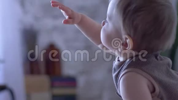可爱的婴儿正在房间里闲待在没有重点的背景上视频的预览图