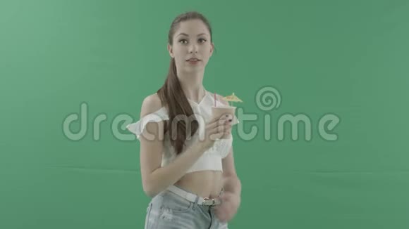 绿色背景下摆着鸡尾酒的美女视频的预览图