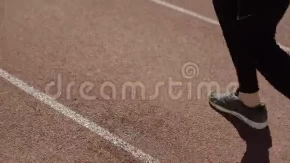 人在体育场跑道上慢跑视频的预览图