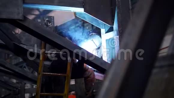坐在工作场所使用焊接机的人明亮的蓝色灯光视频的预览图