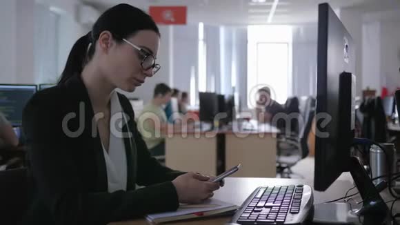 办公室戴眼镜的疲惫的商务女孩在做特写时会使用小玩意视频的预览图