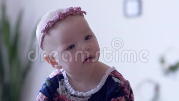 幼儿时期美丽的婴儿头上装饰时尚背景不集中视频的预览图
