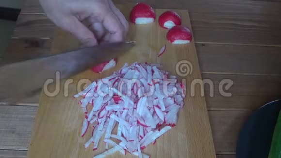 在砧板上煮萝卜片把萝卜片合上视频的预览图