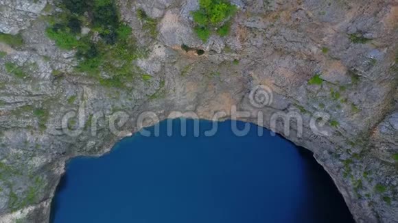克罗地亚红湖的空中镜头视频的预览图