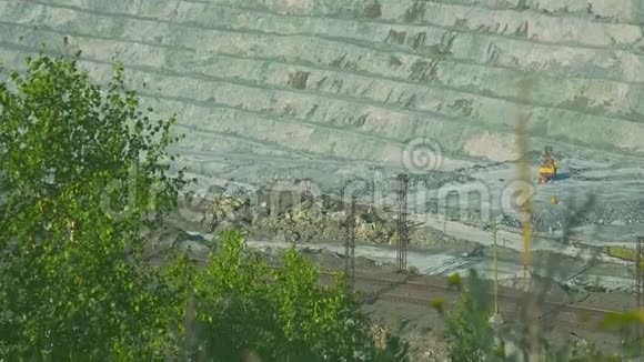 空中景观石棉露天采石场和前景树视频的预览图