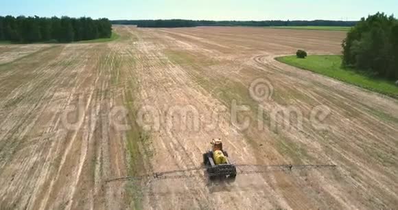 Flycam跟随施肥机沿着收割的田地行驶视频的预览图