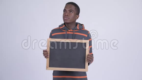 年轻快乐的非洲人拿着黑板思考视频的预览图