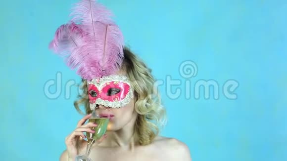一个戴着狂欢面具喝着一杯酒的女孩视频的预览图