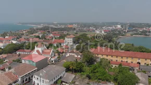 加勒堡斯里兰卡全景俯视图光塔和清真寺的海上堡垒在加勒加勒堡南部的斯里兰卡视频的预览图