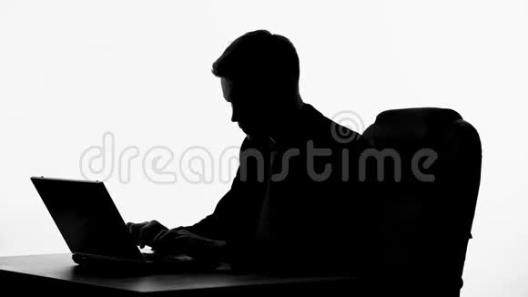 黑白剪影的人在笔记本电脑上阅读好消息成功的结果视频的预览图