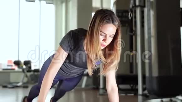 运动女性在健身房用平衡球做运动视频的预览图
