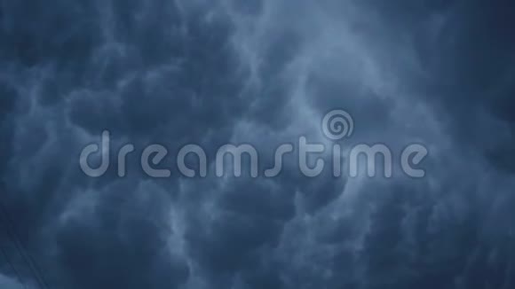 黑暗的天空背景闪电般的雷暴4K视频的预览图