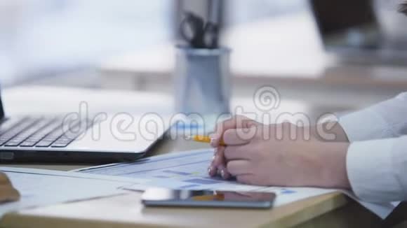 年轻漂亮的商务女性在办公室和客户交谈工作在笔记本电脑上视频的预览图