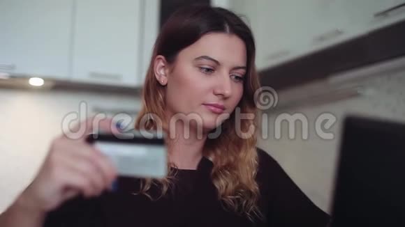 特写镜头美丽的网上女性银行与信用卡在桌上视频的预览图
